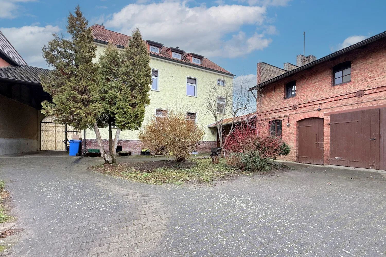 Grundstück mit Haus, Torhaus und Nebengebäude