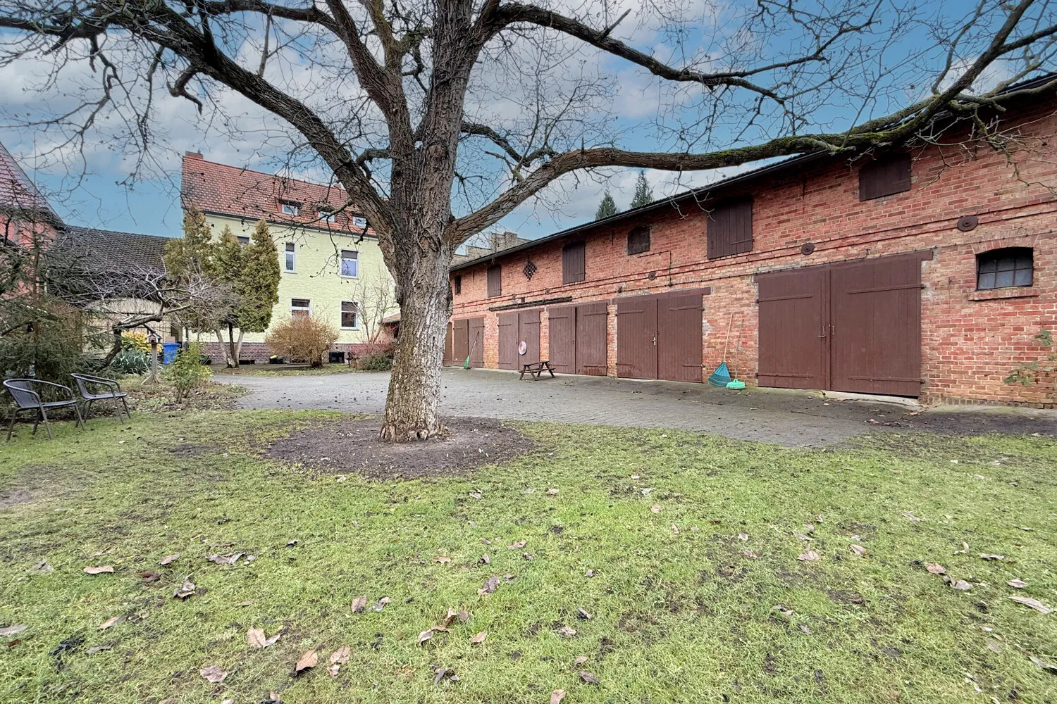 Nebengebäude mit Garagen