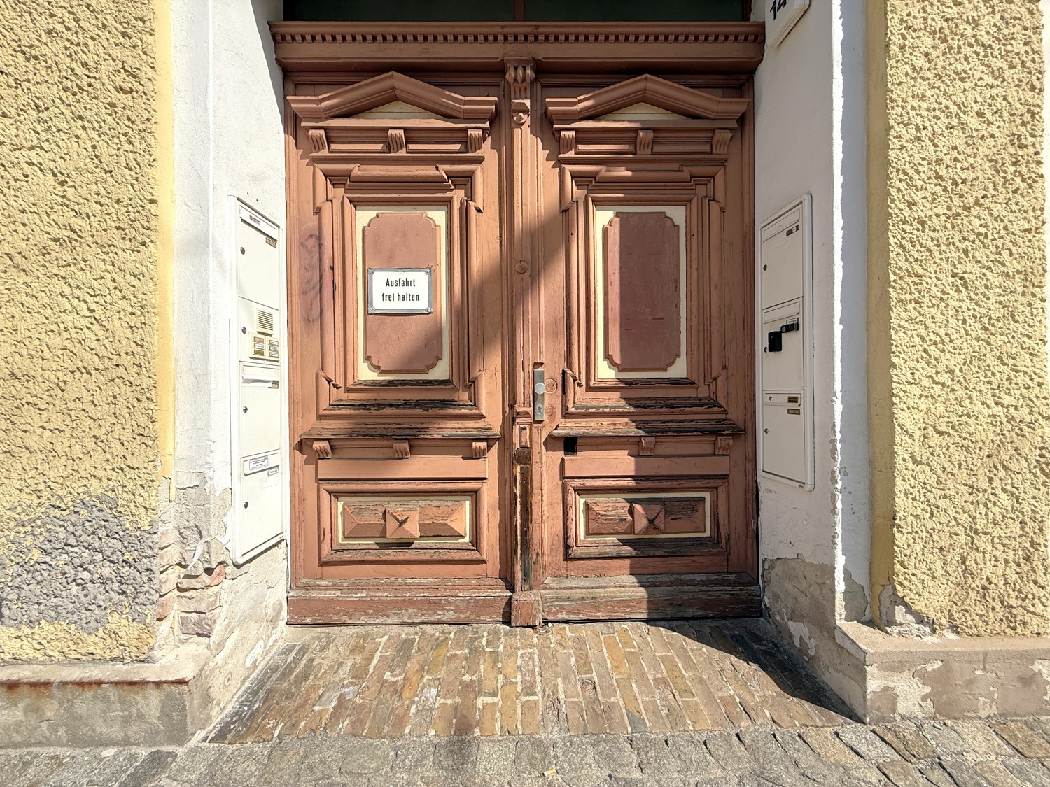 Einfahrt und Hauseingang