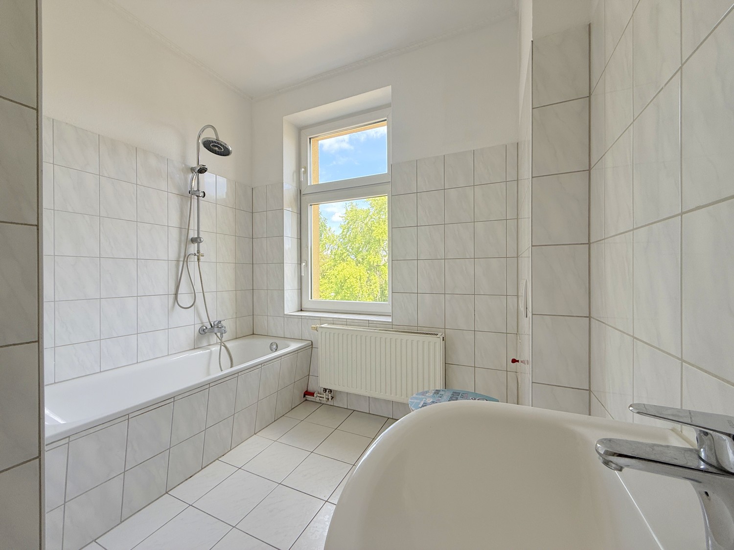 Badezimmer mit Badewanne (2. OG, Links)