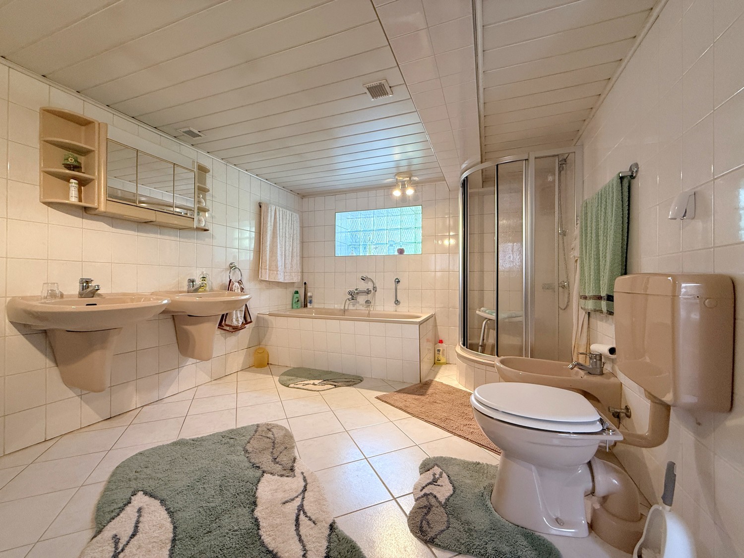Badezimmer mit Badewanne und Dusche