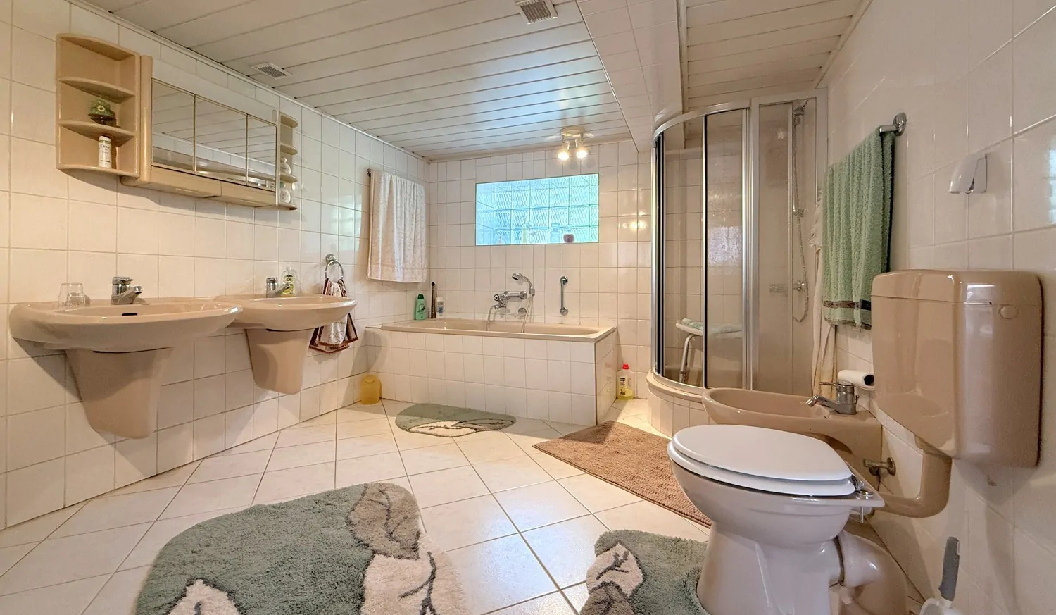 Badezimmer mit Badewanne und Dusche