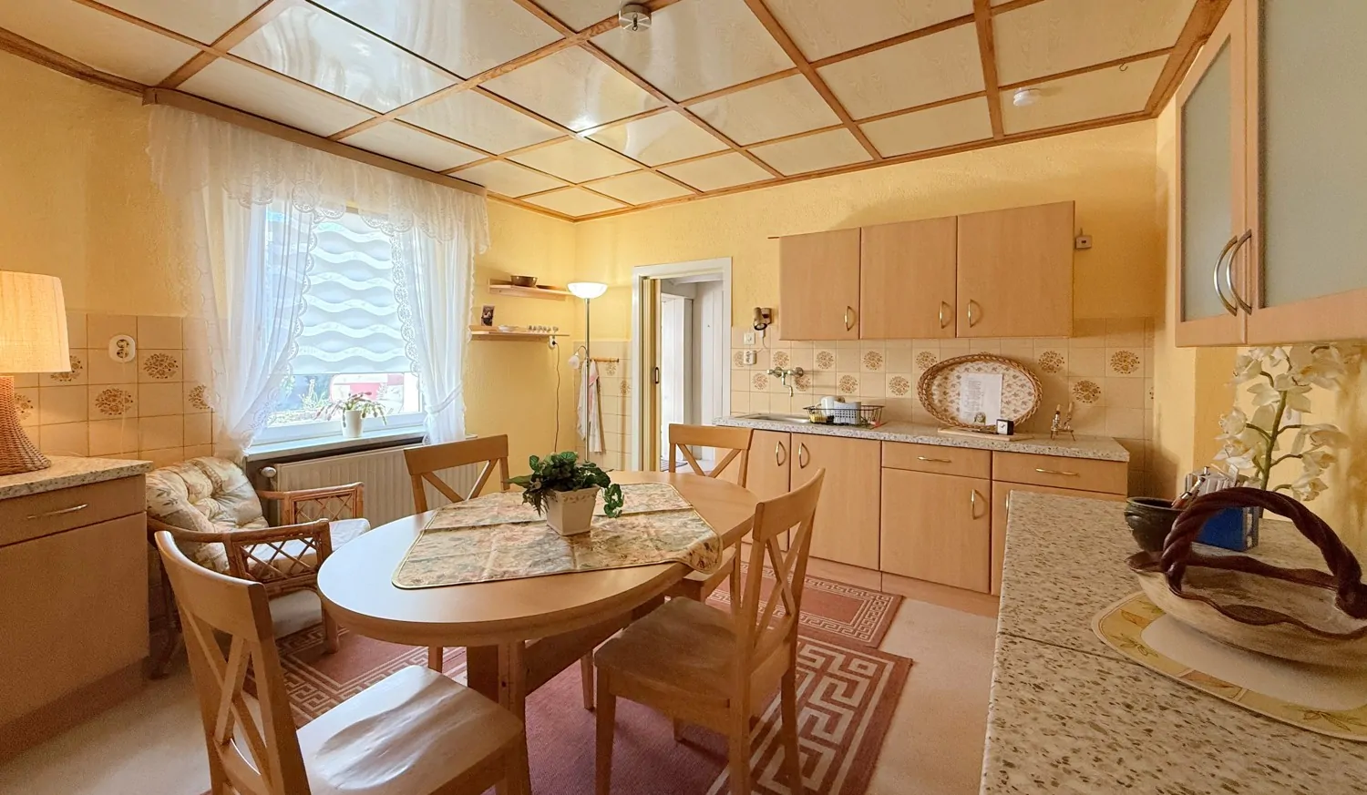 Küche mit Blick in den Innenhof