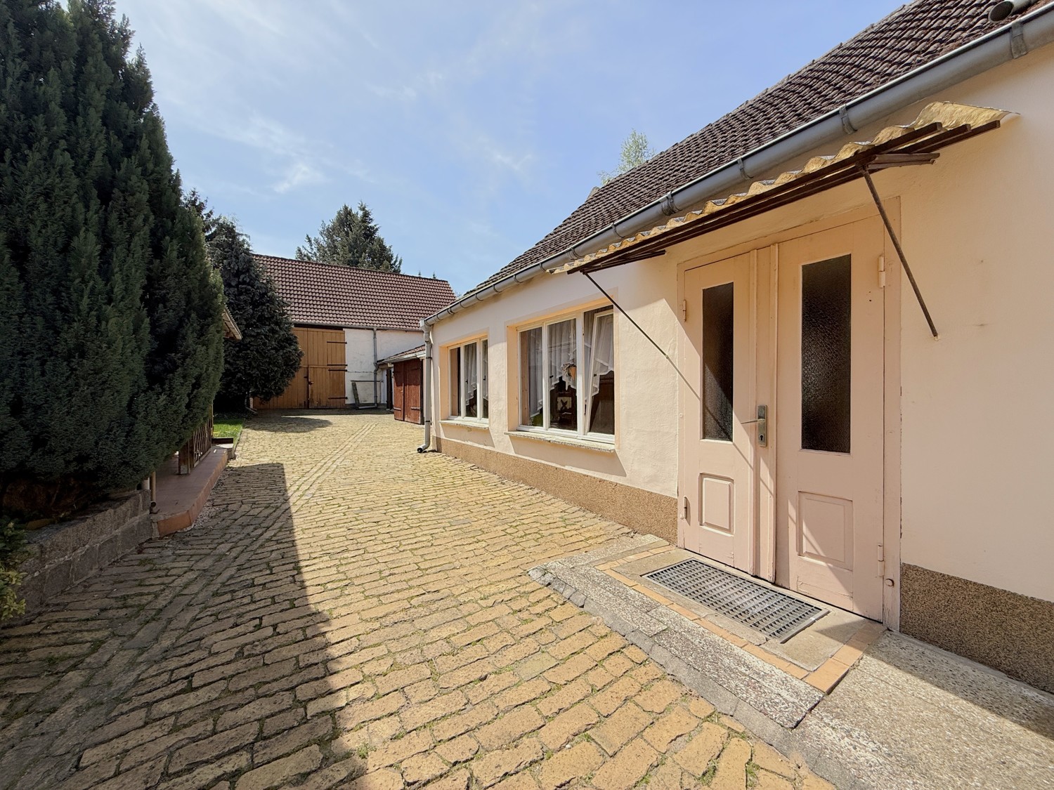 hofseitiger Hauseingang im Anbau