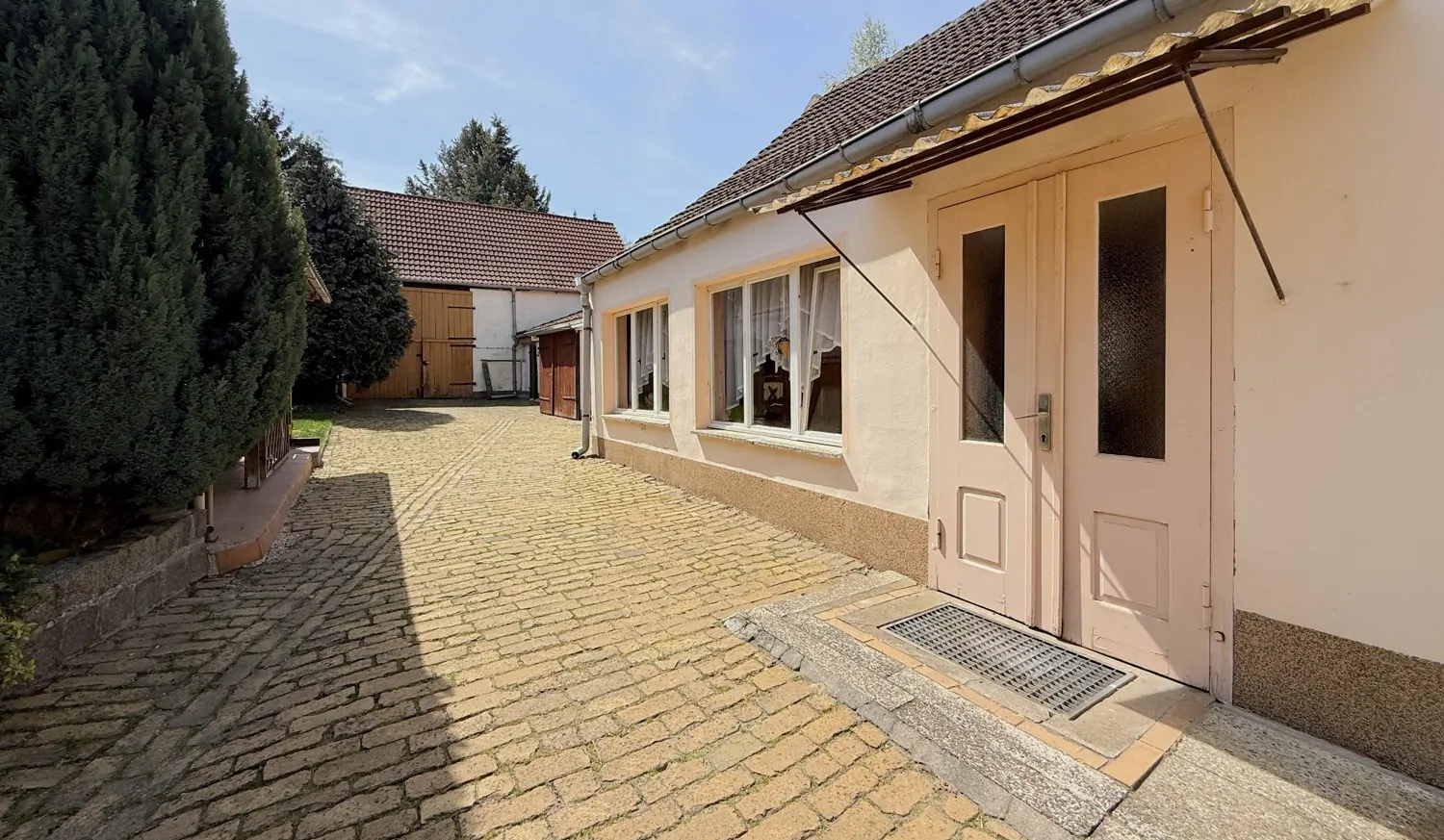 hofseitiger Hauseingang im Anbau