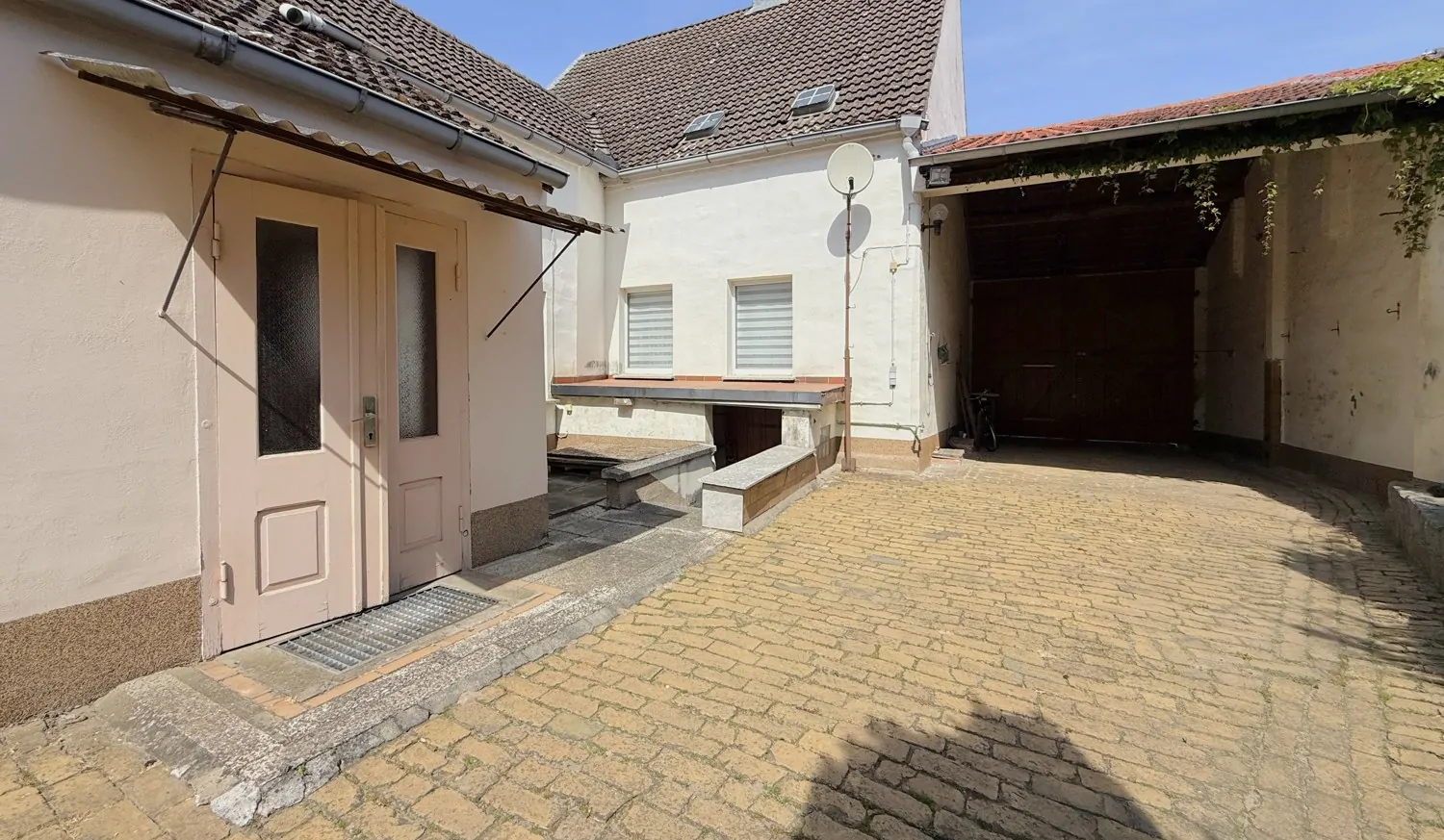 Wohnhaus, Anbau und Torhaus