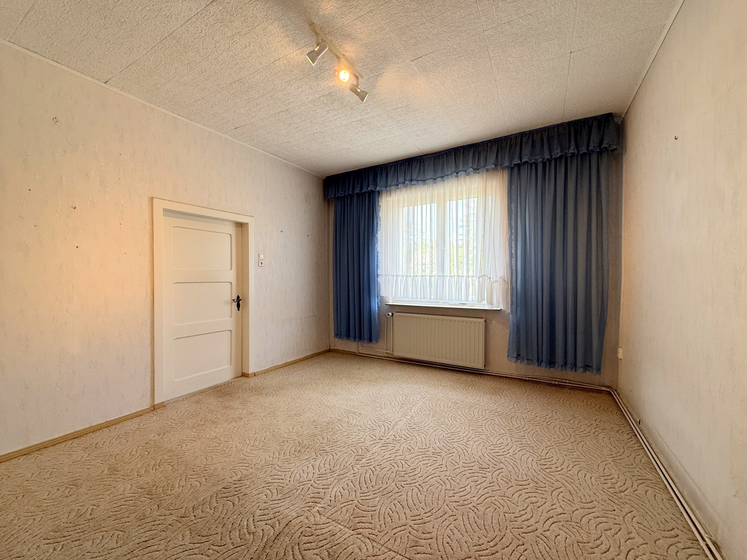 straßenseitiges Arbeitszimmer