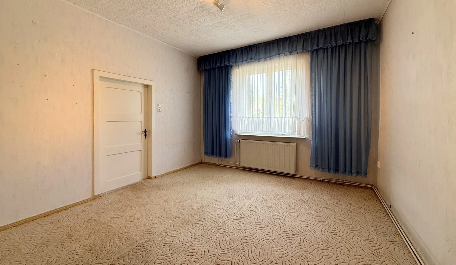 straßenseitiges Arbeitszimmer