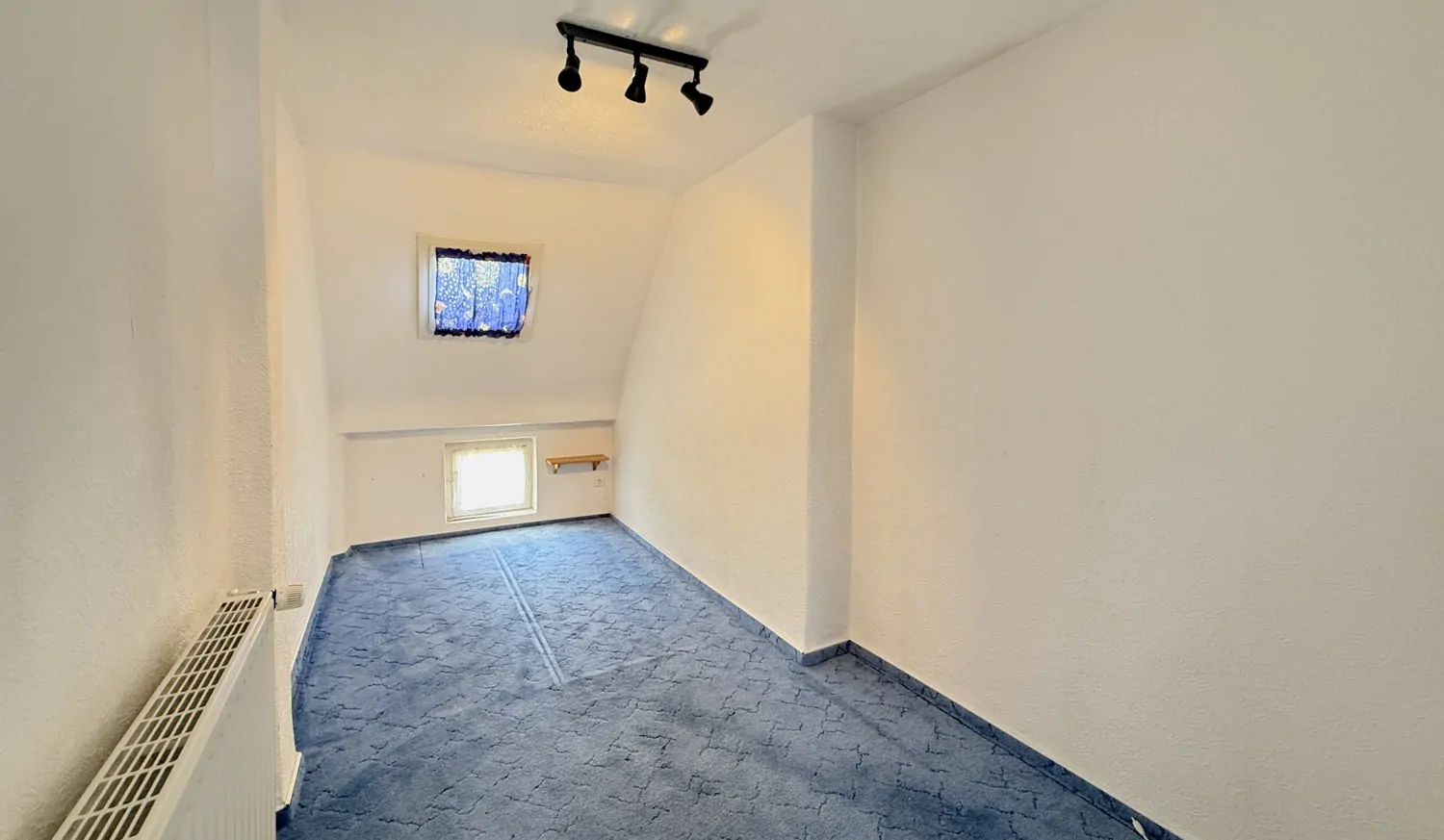 Ankleidezimmer neben dem Schlafzimmer