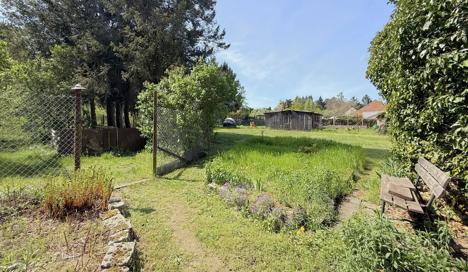 gepflegter Garten hinter der Scheune