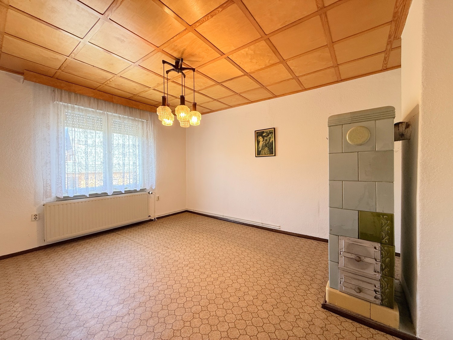Schlafzimmer mit Dachgaube und Kachelofen
