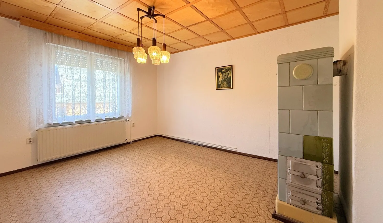 Schlafzimmer mit Dachgaube und Kachelofen