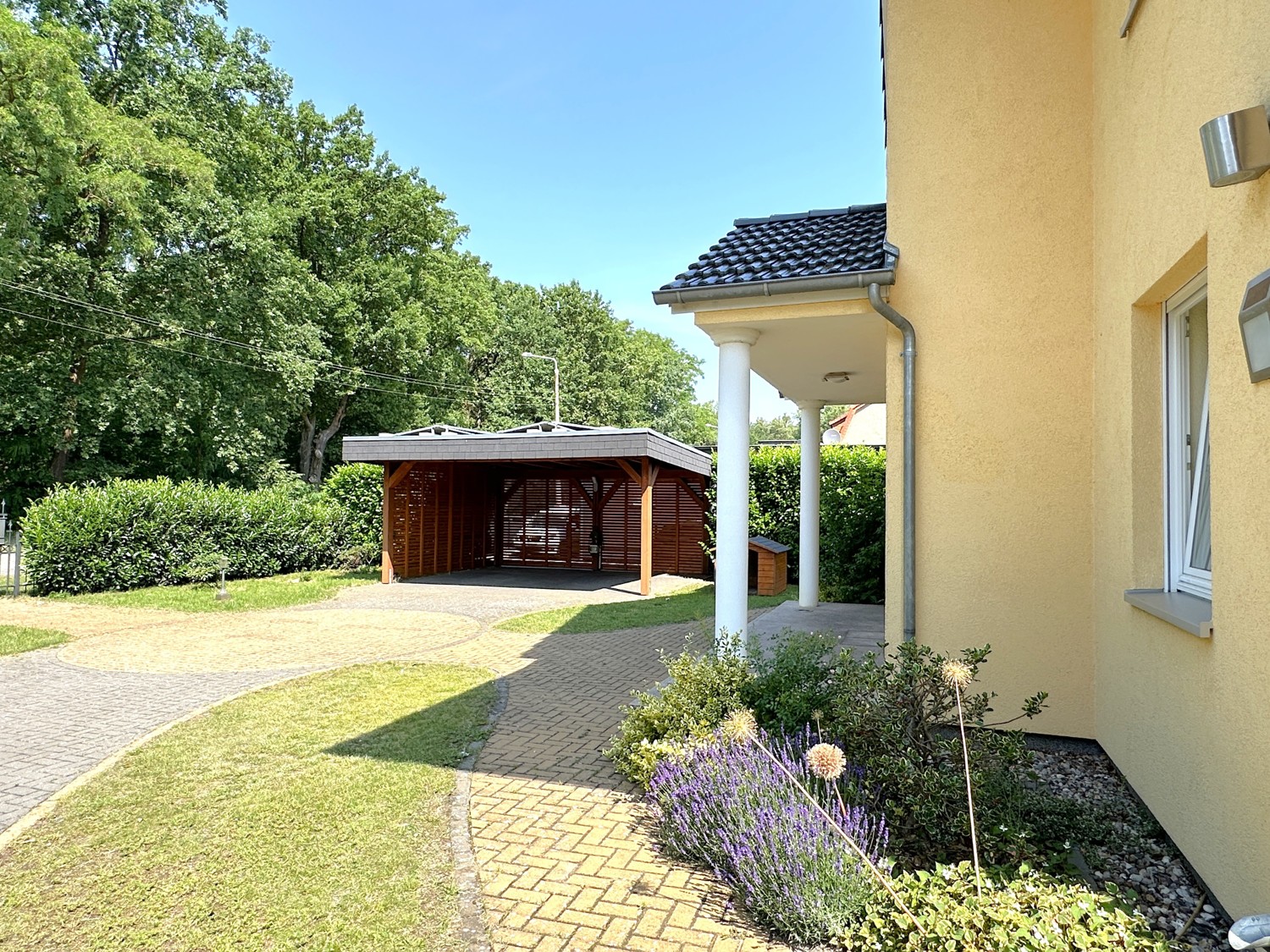 gepflasterte Wege entlang des Hauses