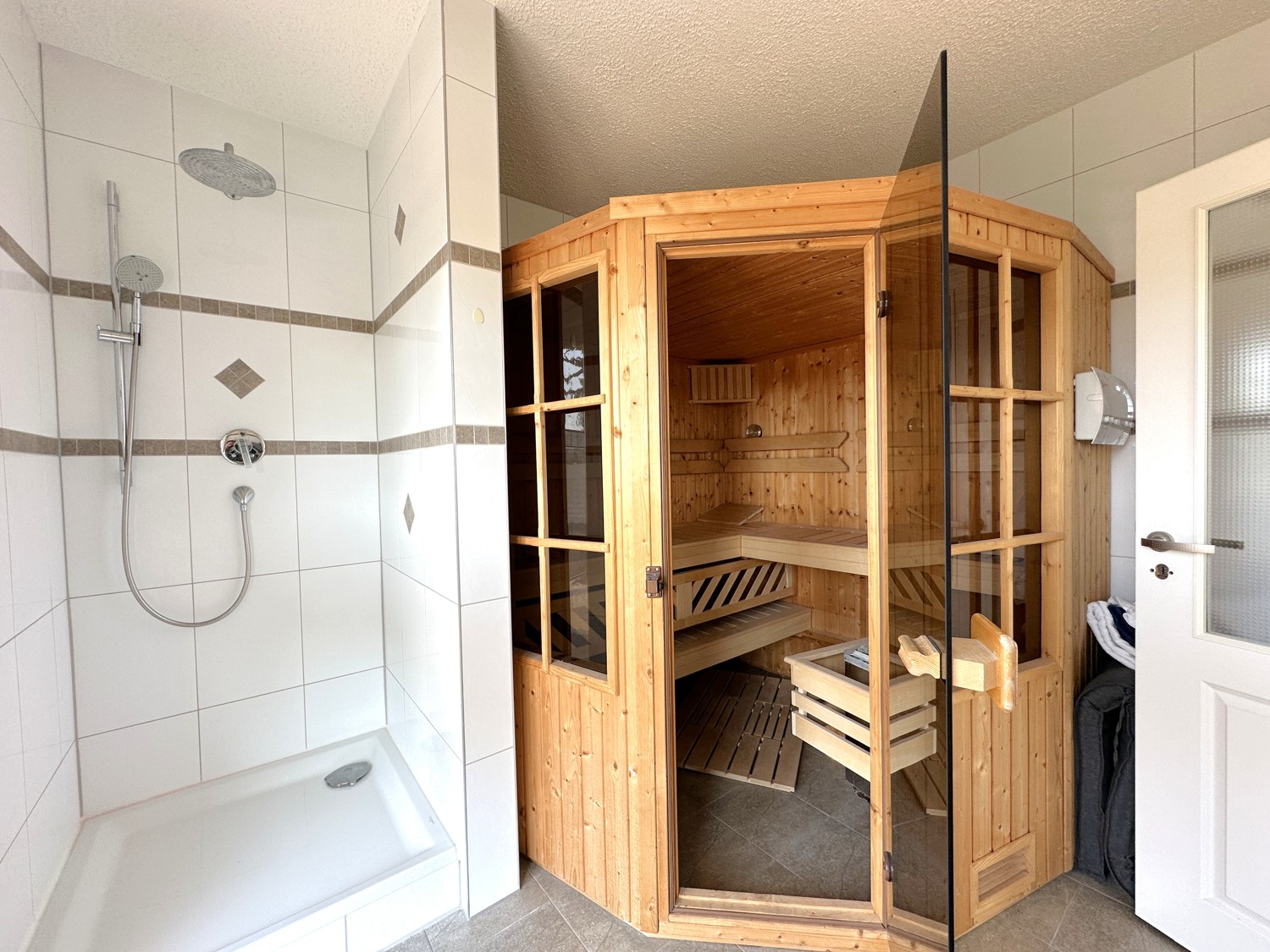entspannte Sauna mit angrenzender Dusche
