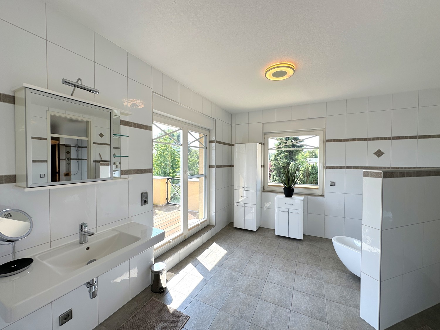 großzügiges Badezimmer mit Balkon