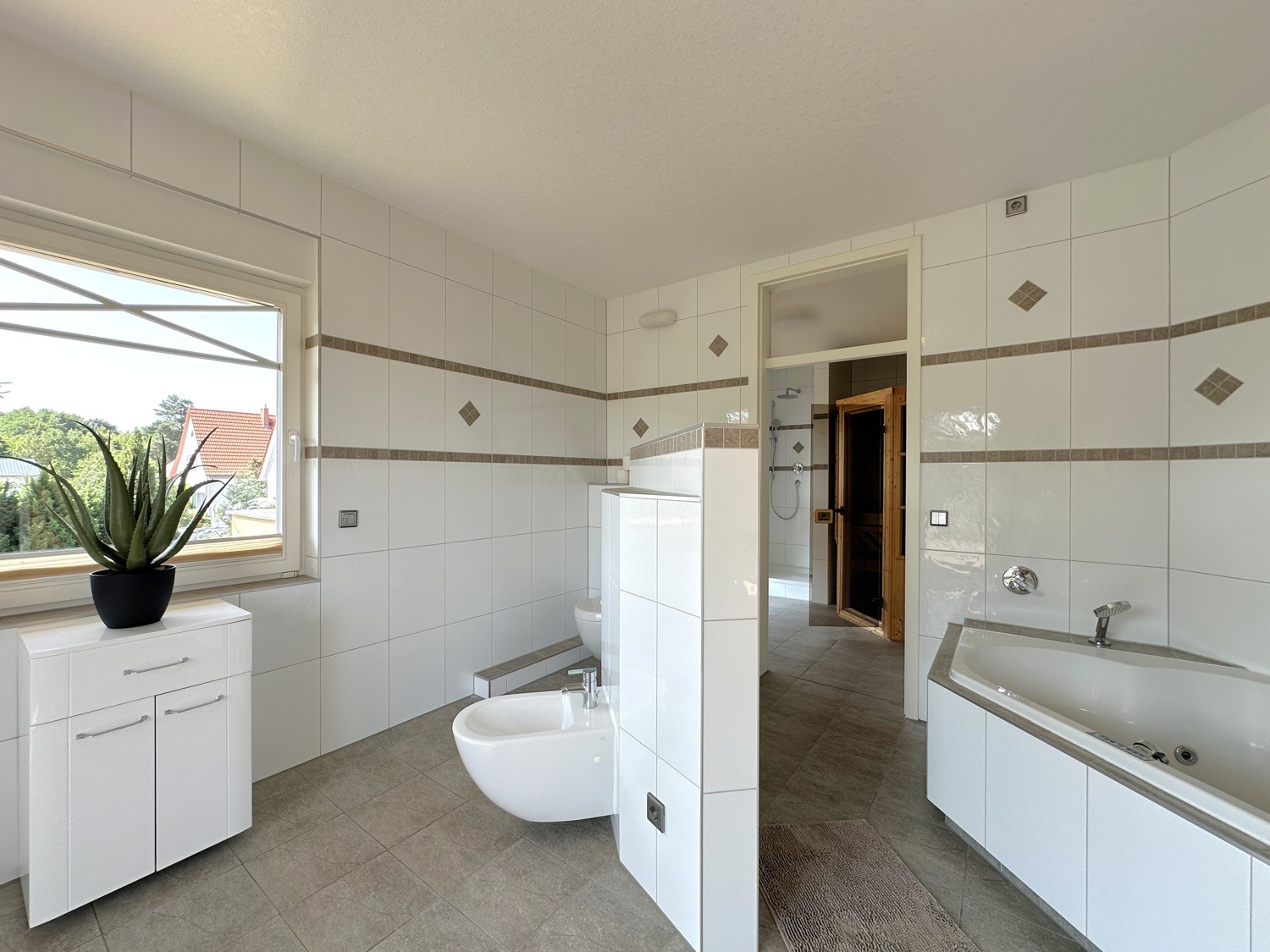 Whirlpool-Badewanne uns separate Sauna