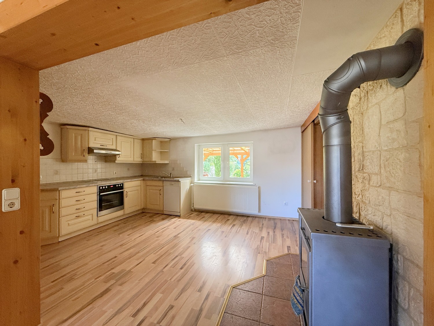 offene Einbauküche mit Kamin