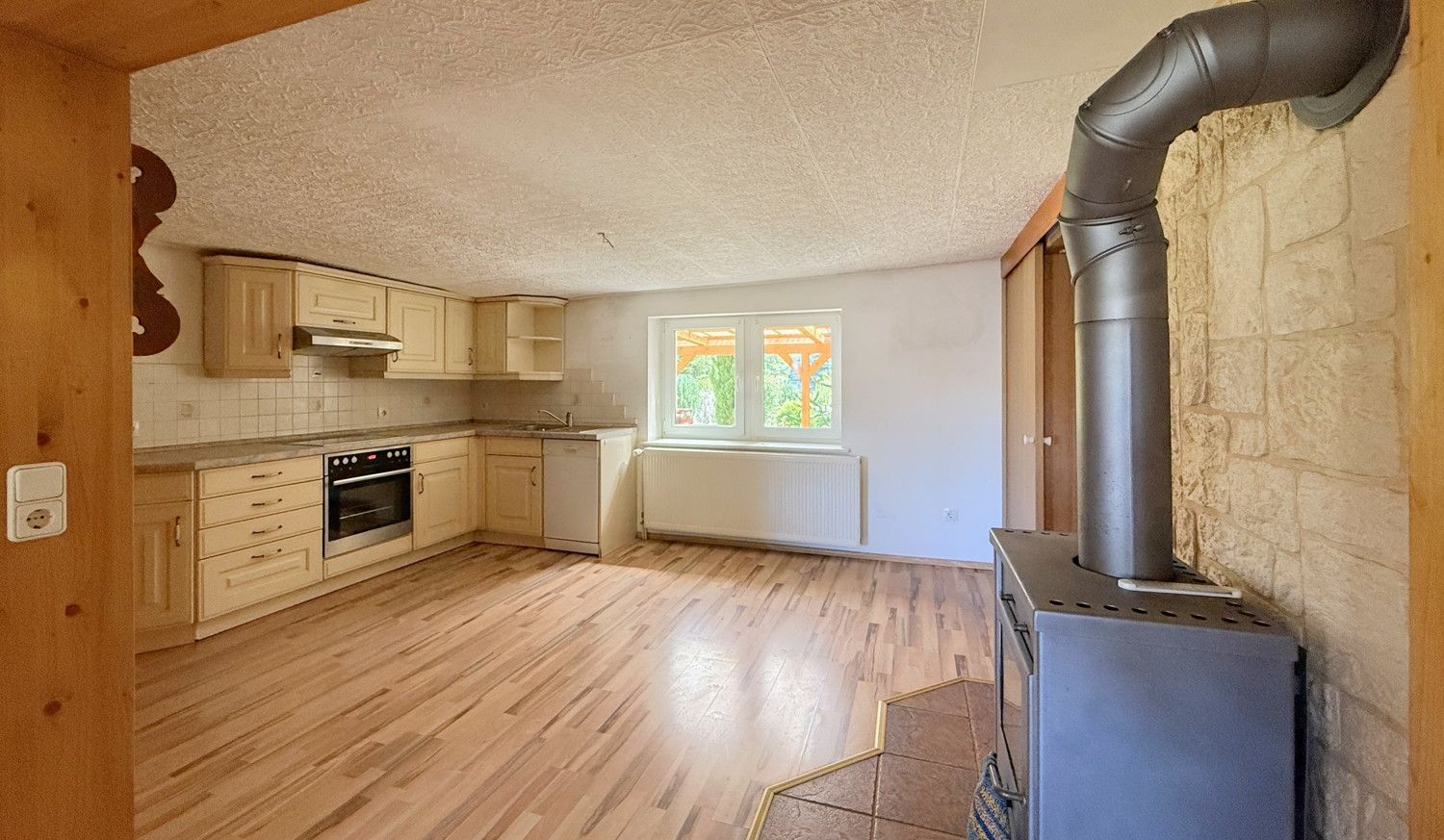 offene Einbauküche mit Kamin