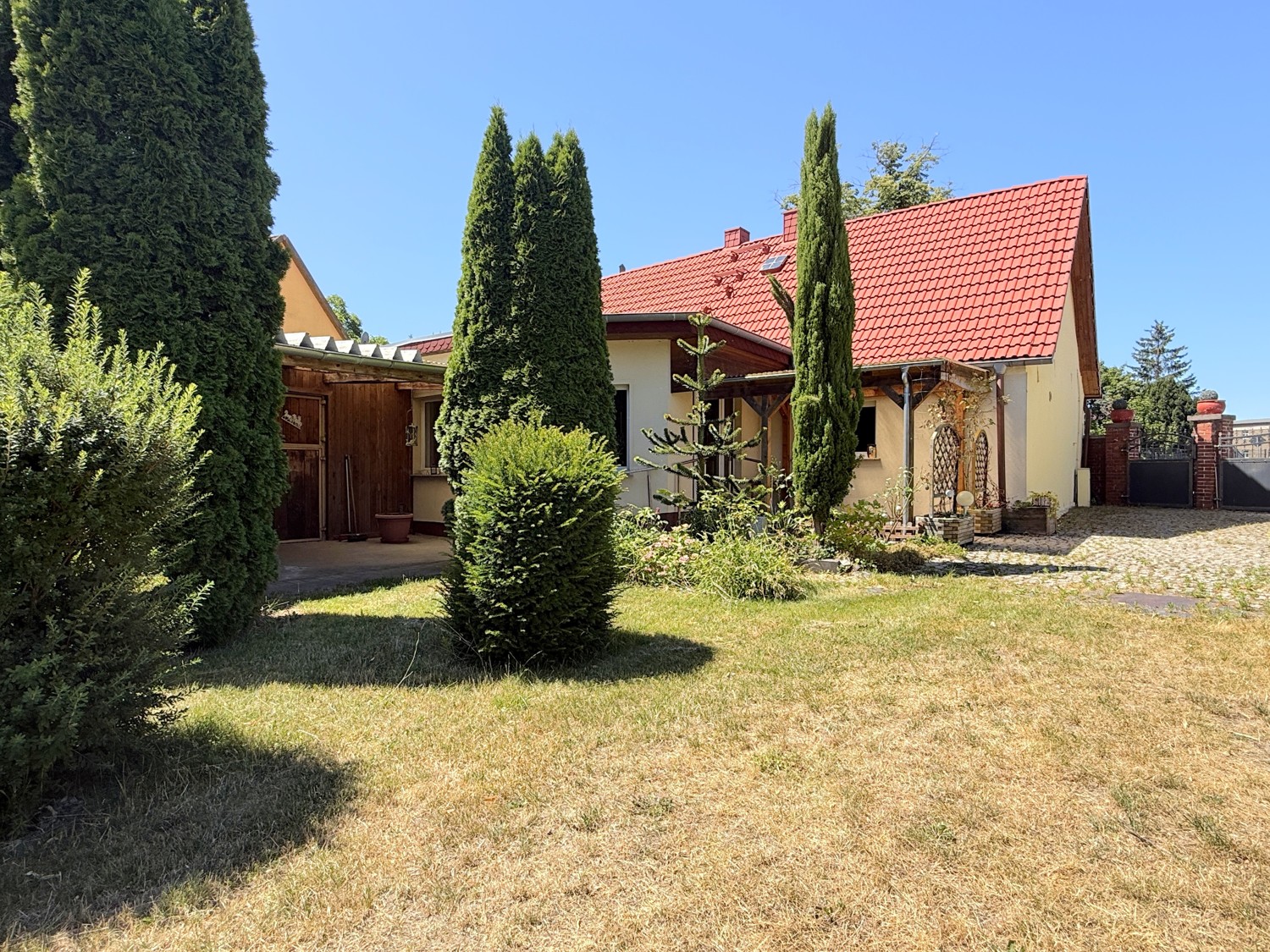 Nebengebäude mit Garage, Werkstatt, Lagerraum und Schleppdach
