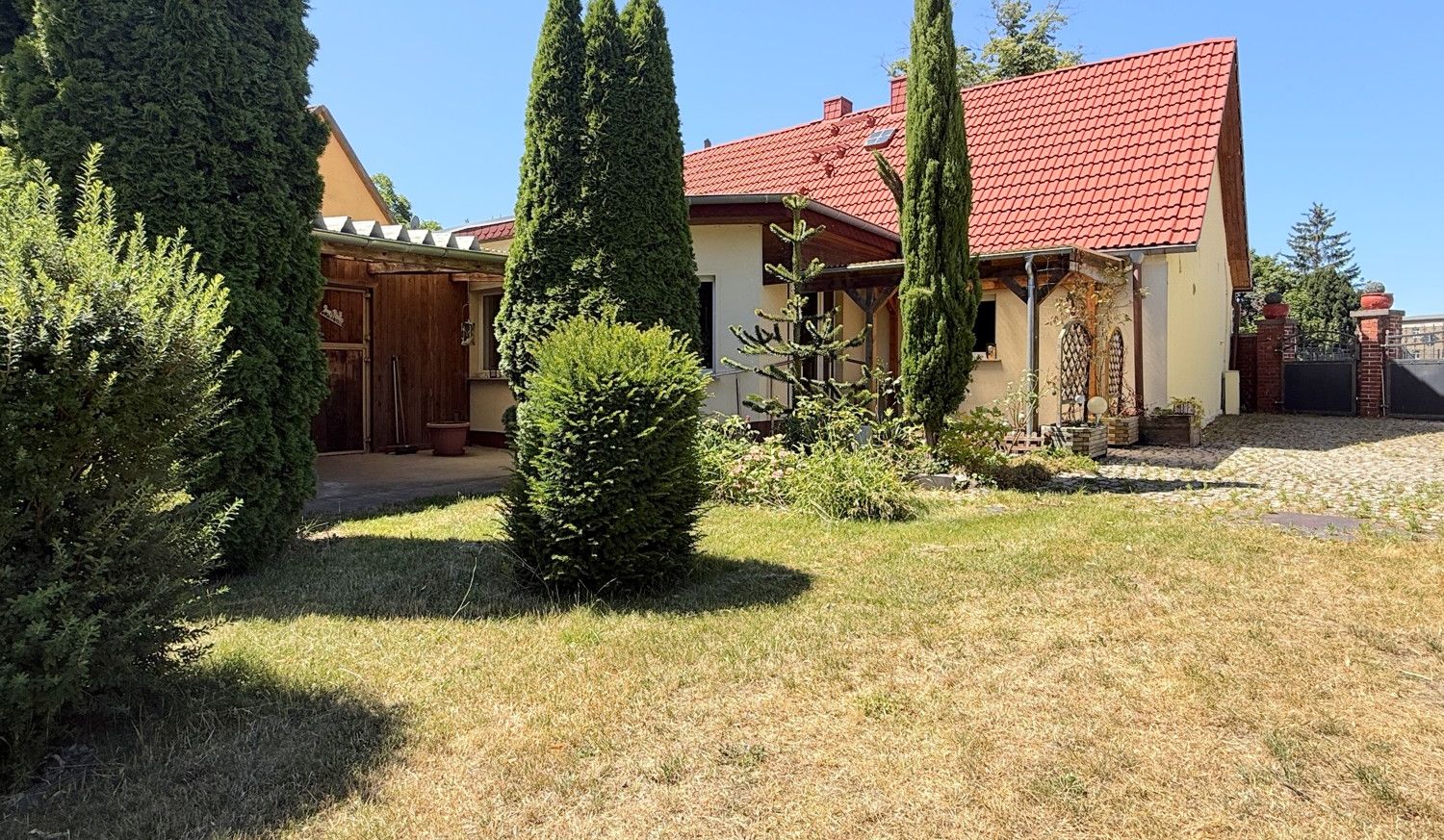Nebengebäude mit Garage, Werkstatt, Lagerraum und Schleppdach
