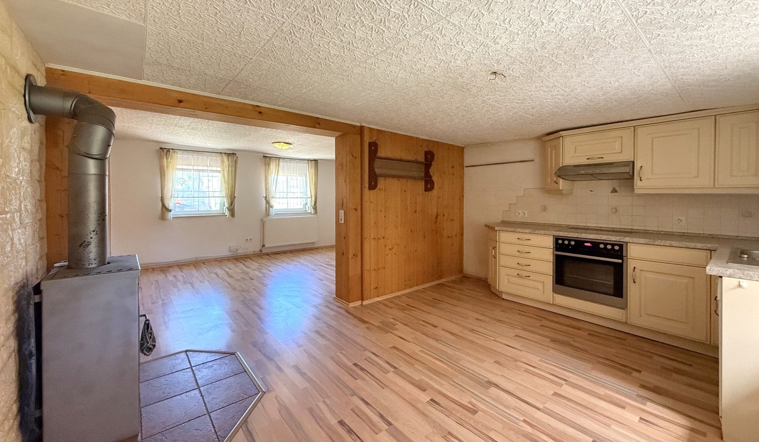offene Küche mit Wandöffnung zum Wohnzimmer