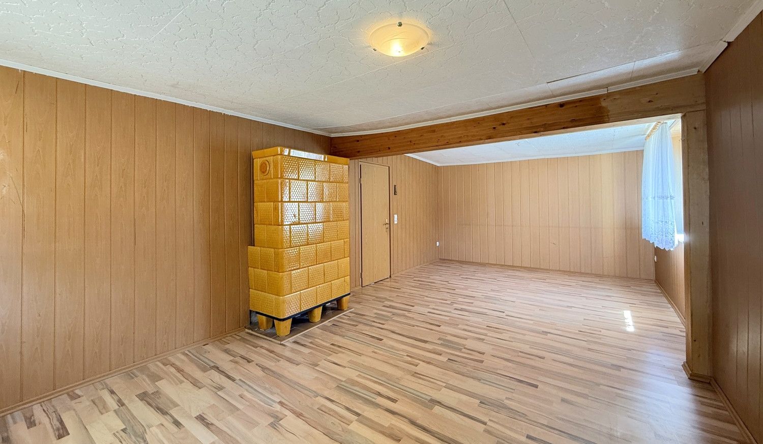 geräumiges Schlafzimmer mit Kachelofen