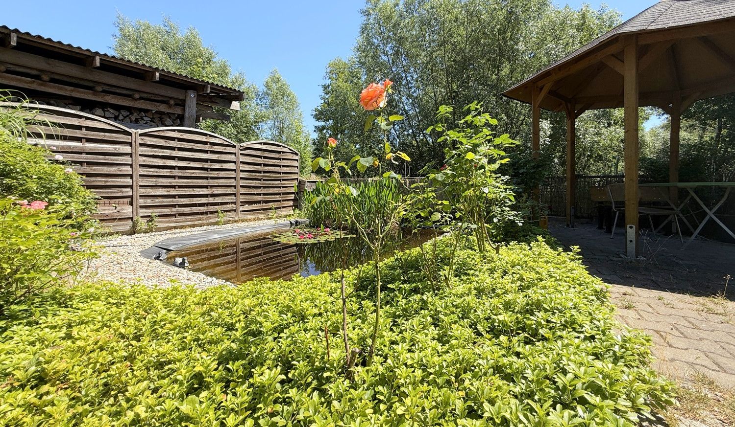traumhafter Teich mit Pavillon und Sitzecke
