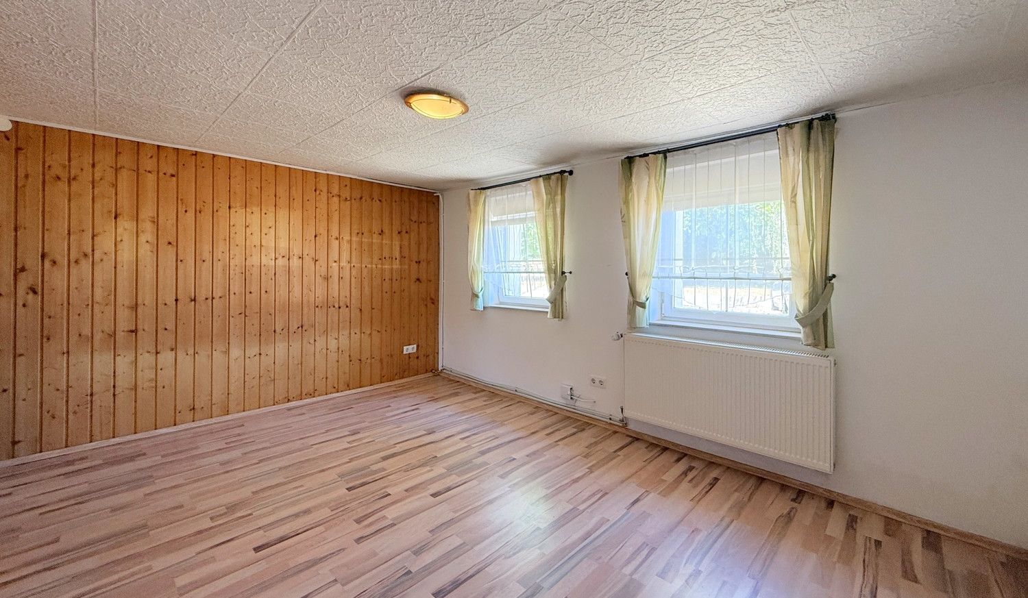 straßenseitiges Wohnzimmer