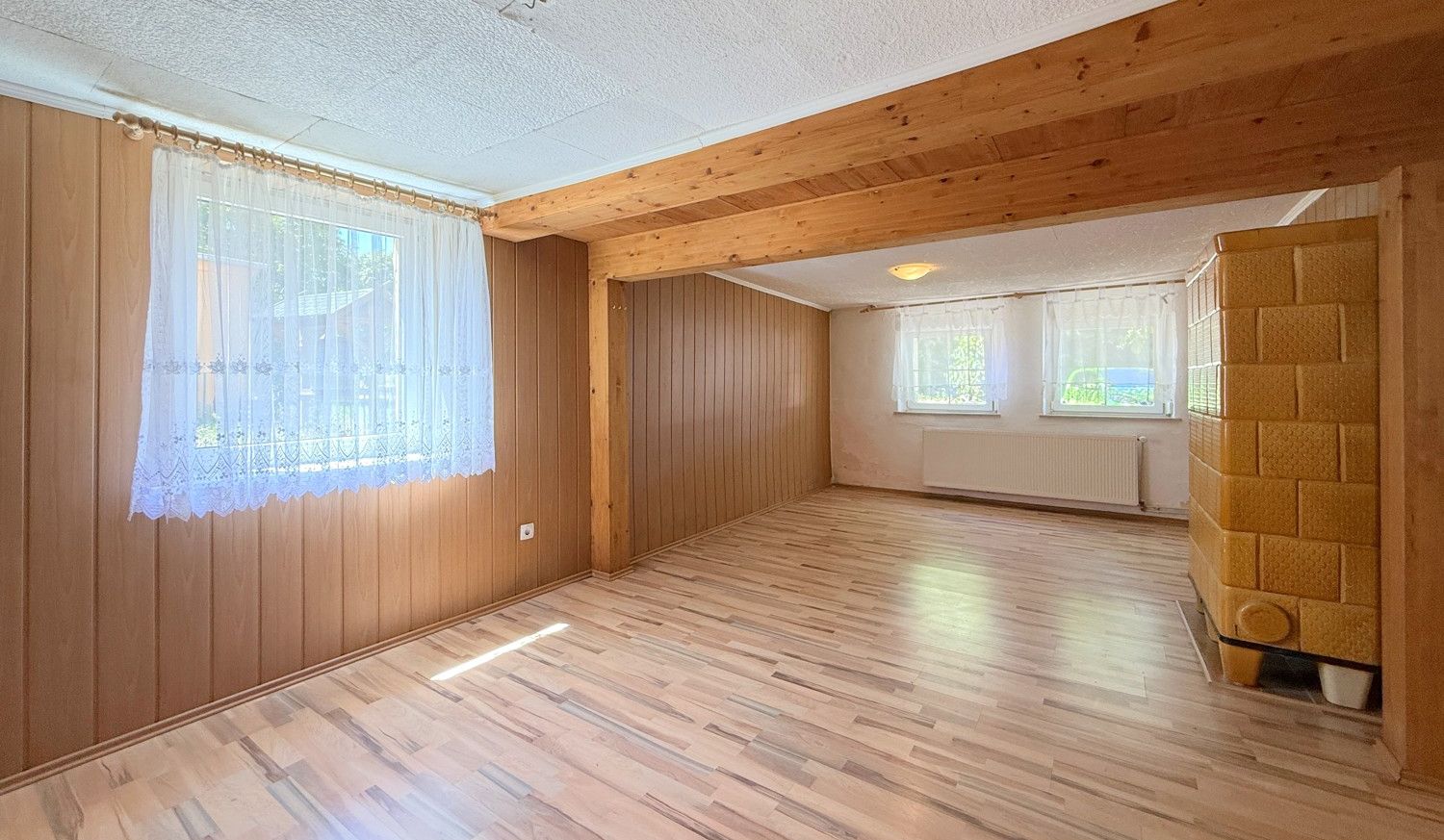 geräumiges Schlafzimmer mit Kachelofen
