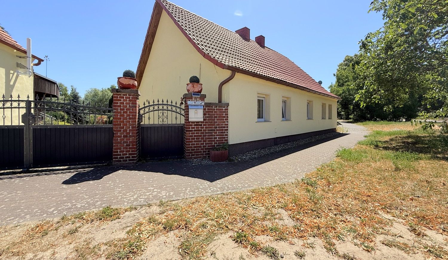 gepflasterter Gehweg entlang des Hauses