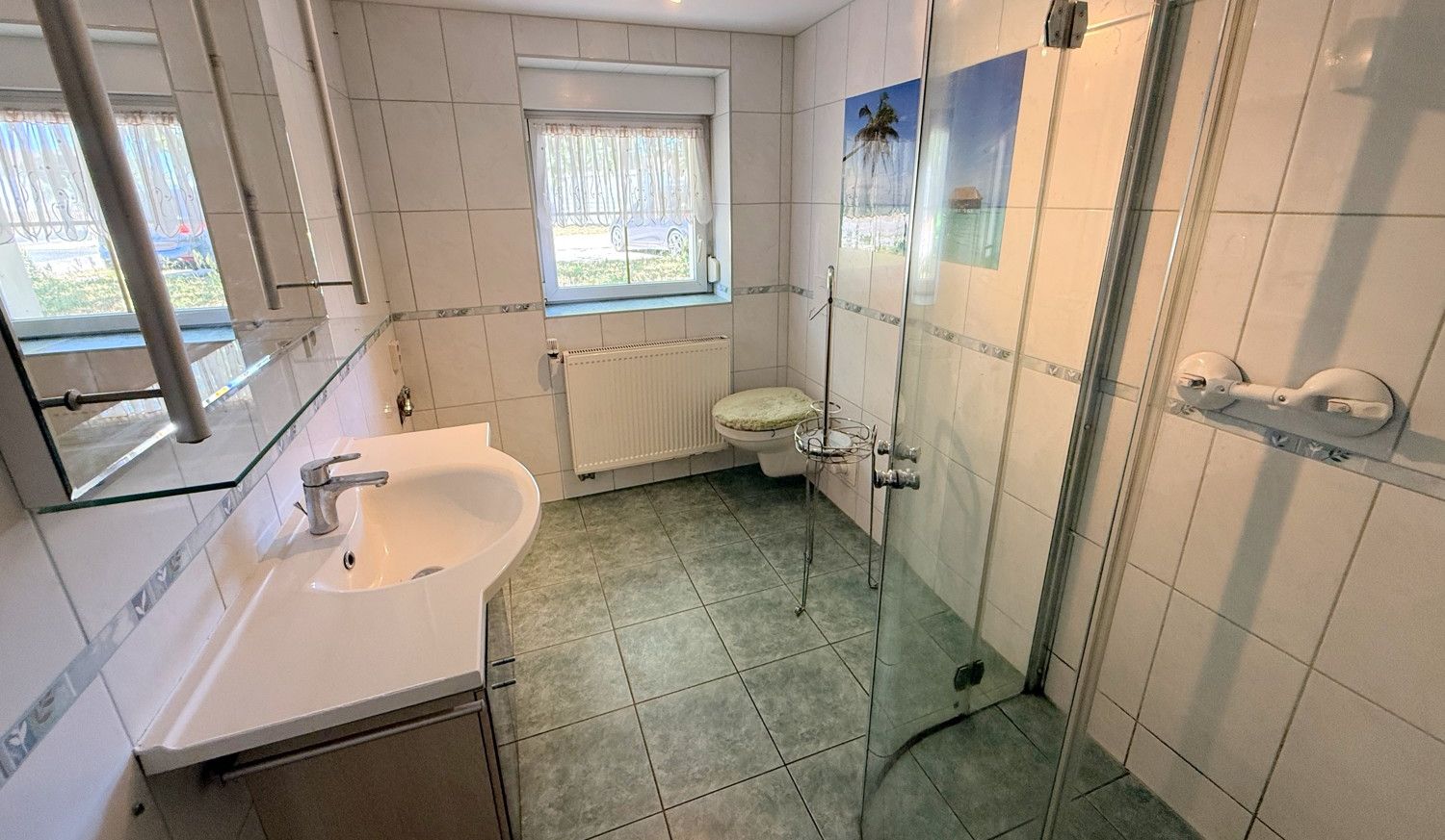 Badezimmer mit ebenerdiger Dusche