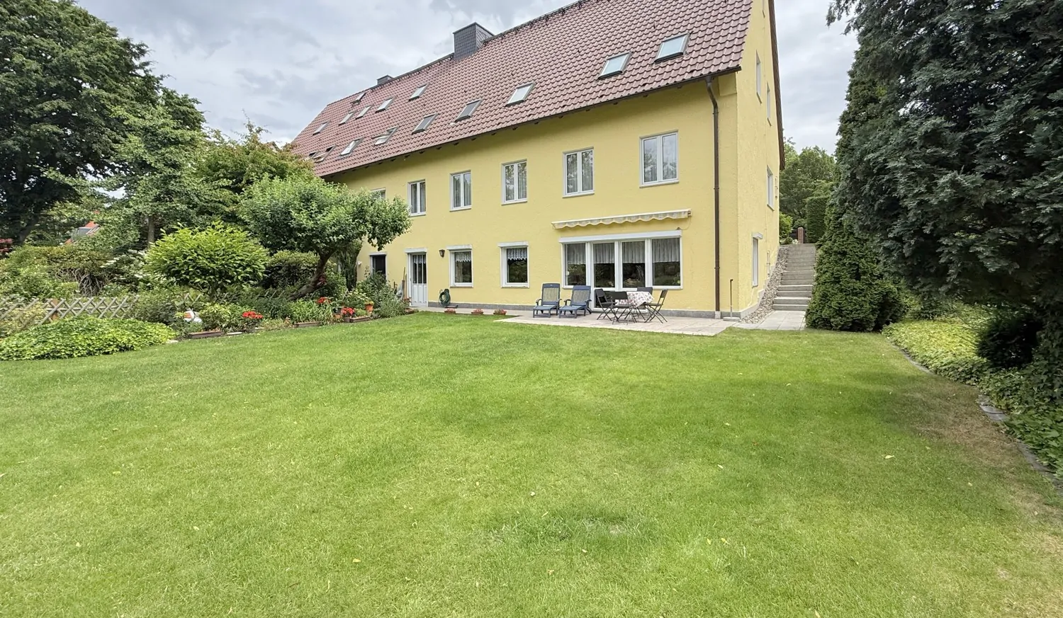 große Freifläche im Garten