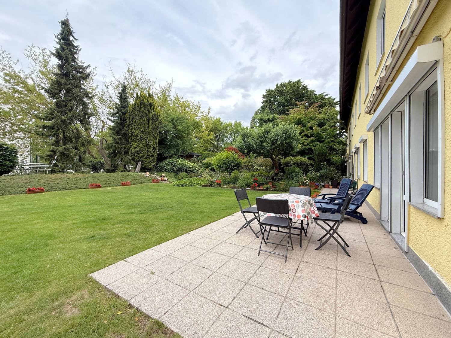 sonnige Terrasse mit Markise