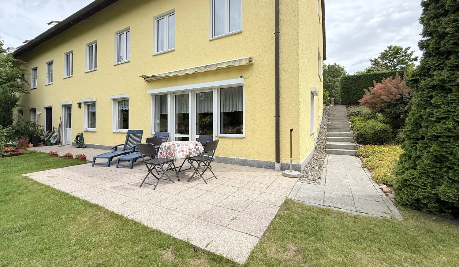 sonnige Terrasse mit Markise