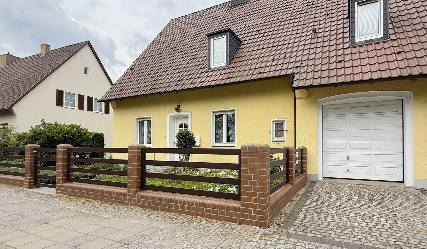 Garage mit elektrischem Tor und separatem Haueingang