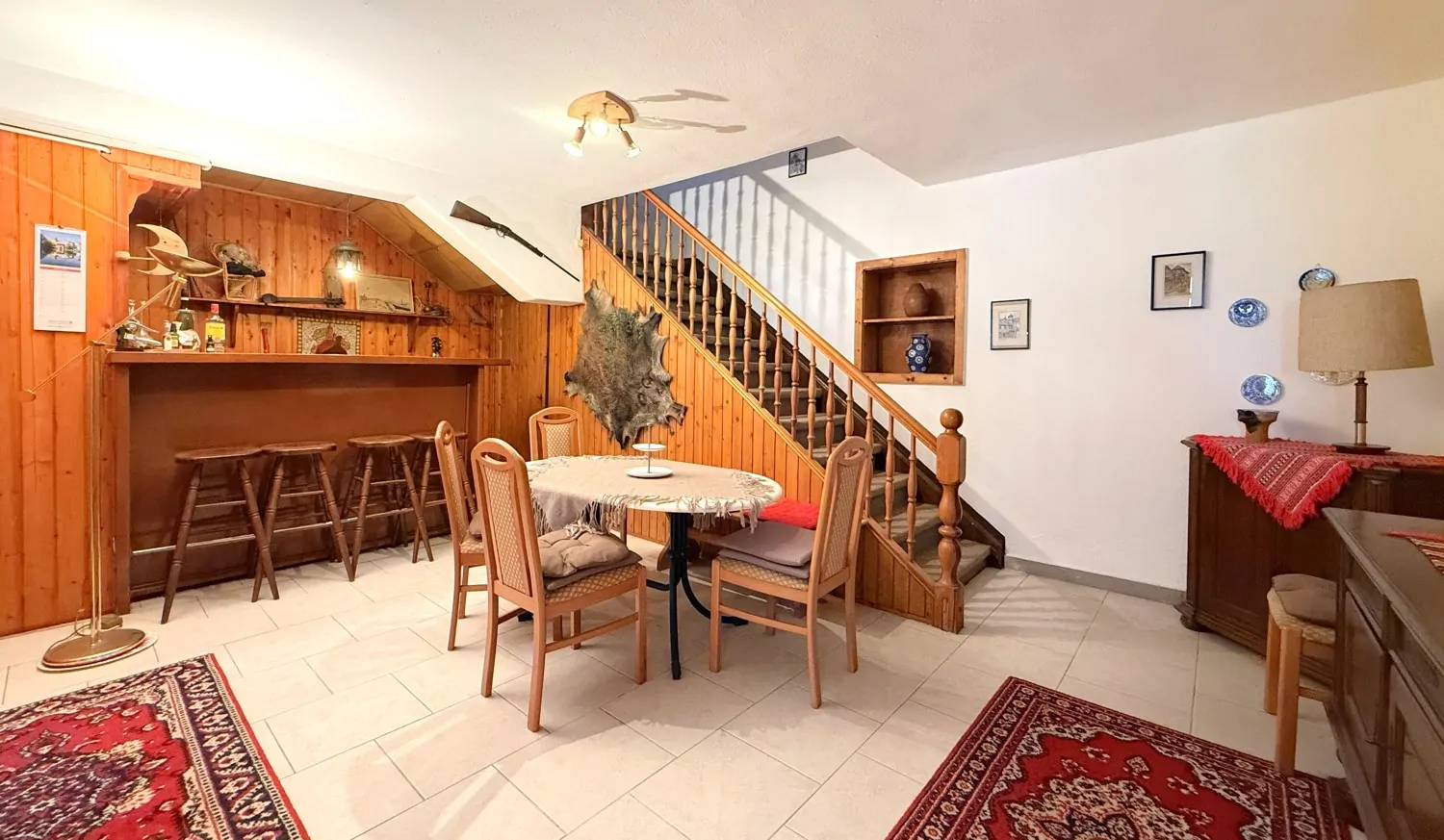 stilvolle Bar mit Essbereich