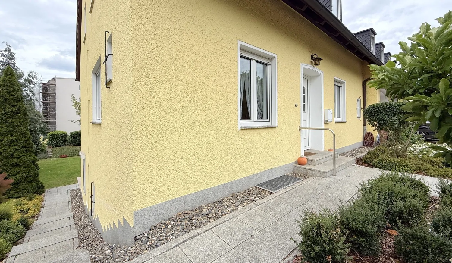 gepflasterte Wege entlang des Hauses