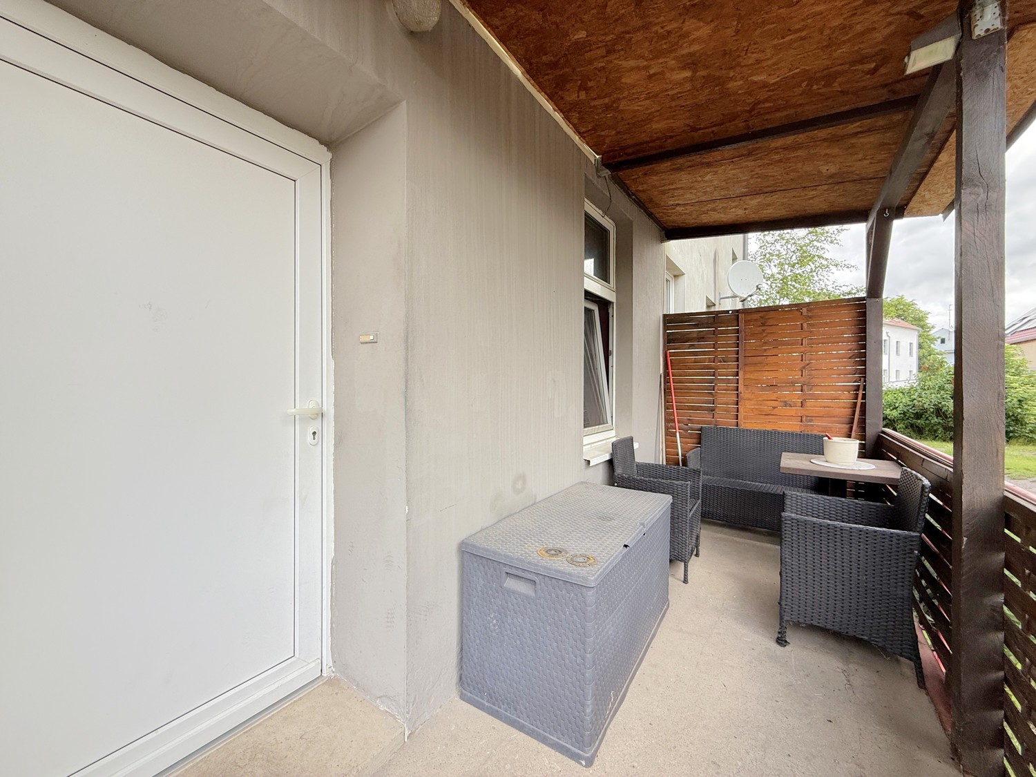 überdachte Terrasse mit Wohnungseingang (EG Mitte)