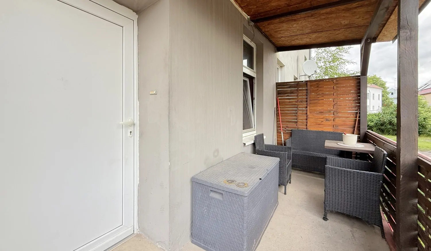 überdachte Terrasse mit Wohnungseingang (EG Mitte)