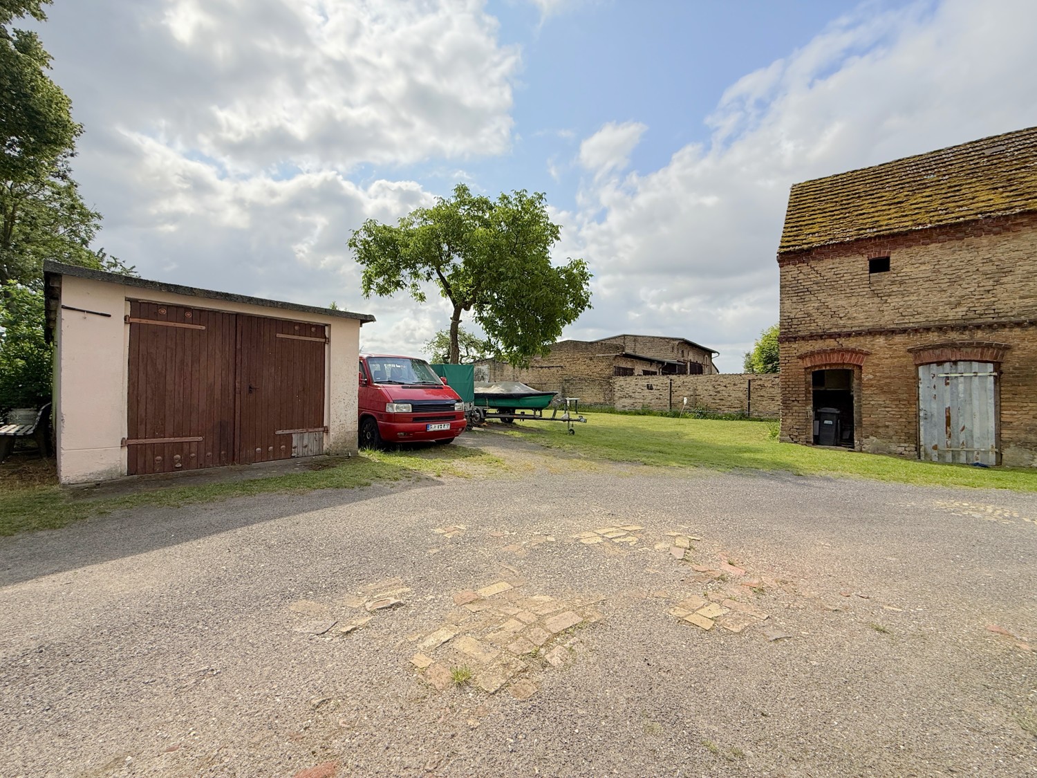 Innenhof mit Garage