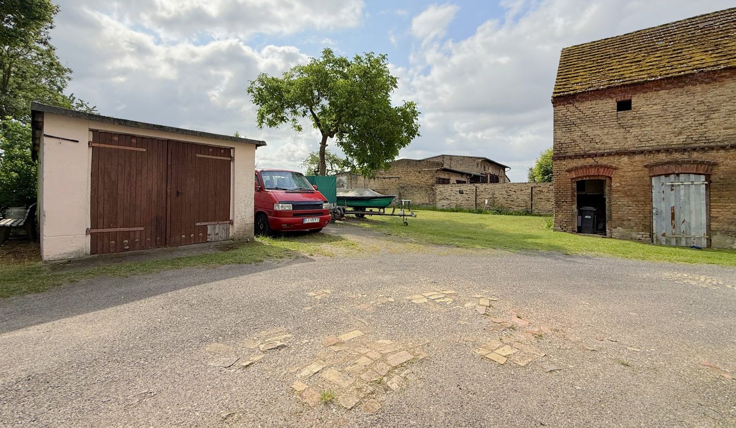 Innenhof mit Garage