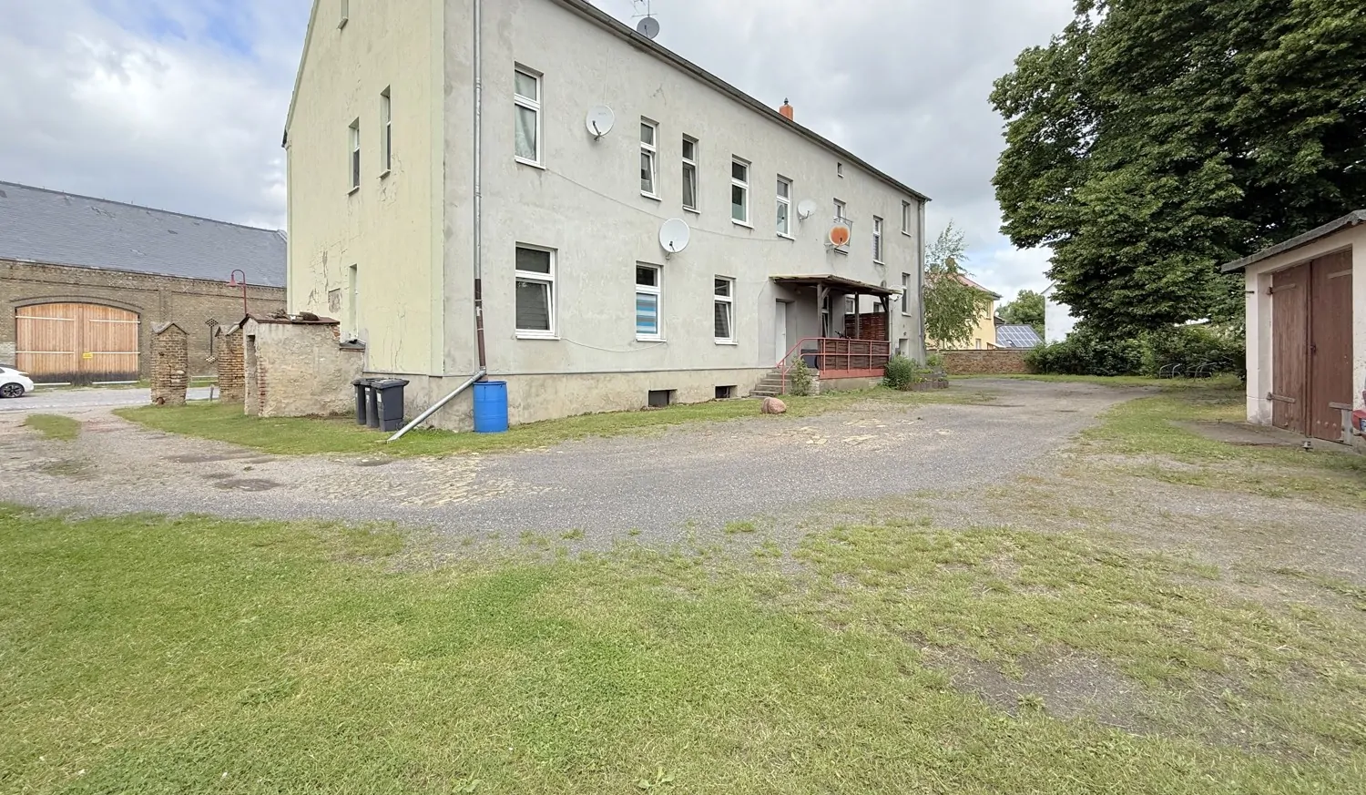 Innehof mit diversen PKW-Stellplätzen