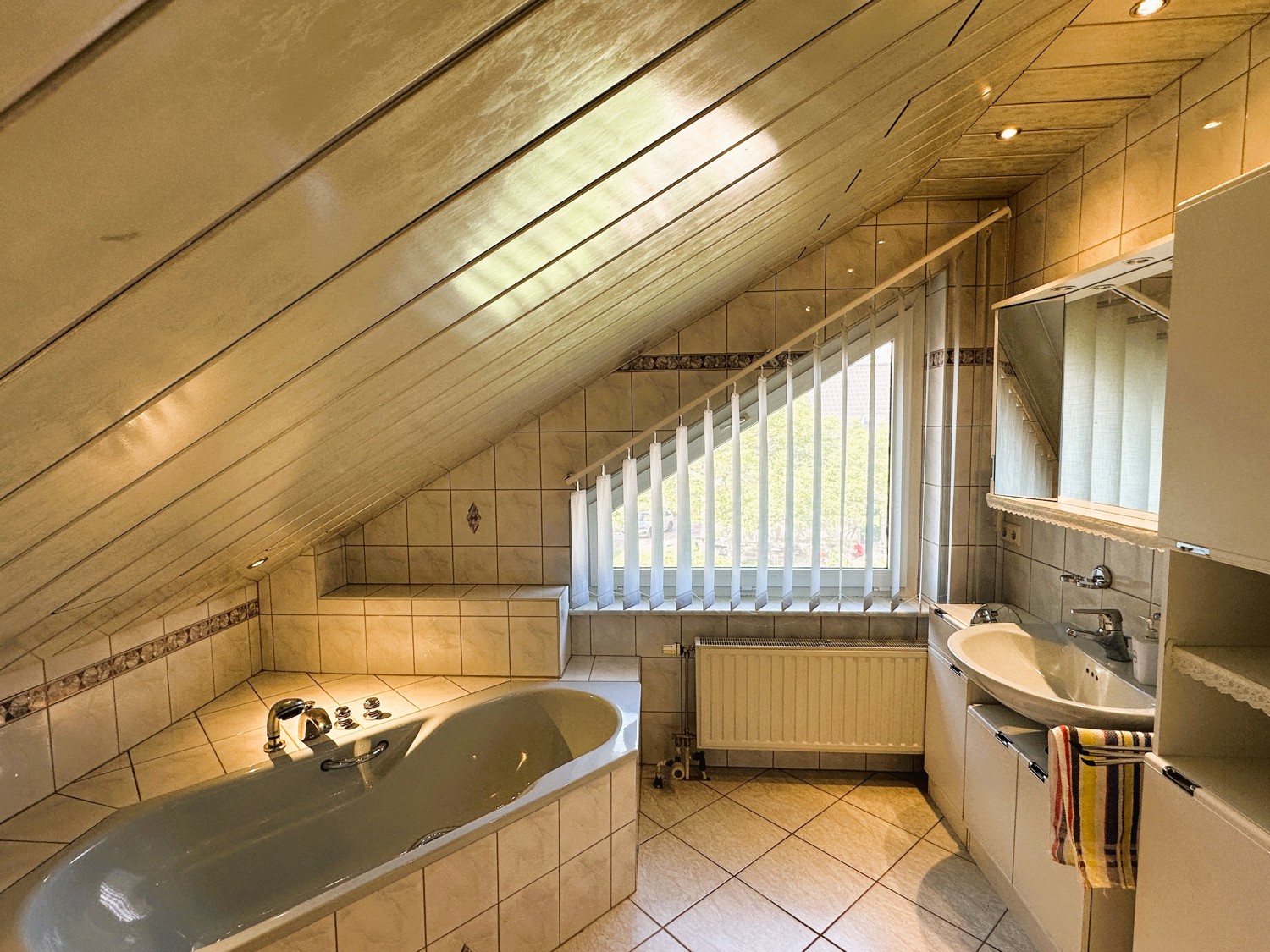 Eckbadewanne im Obergeschoss