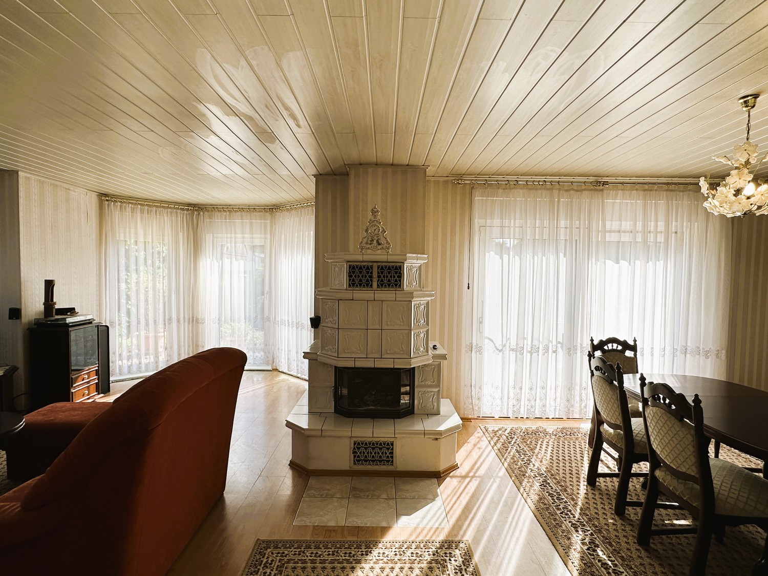 Wohnzimmer mit Blick zum Kamin und Erker