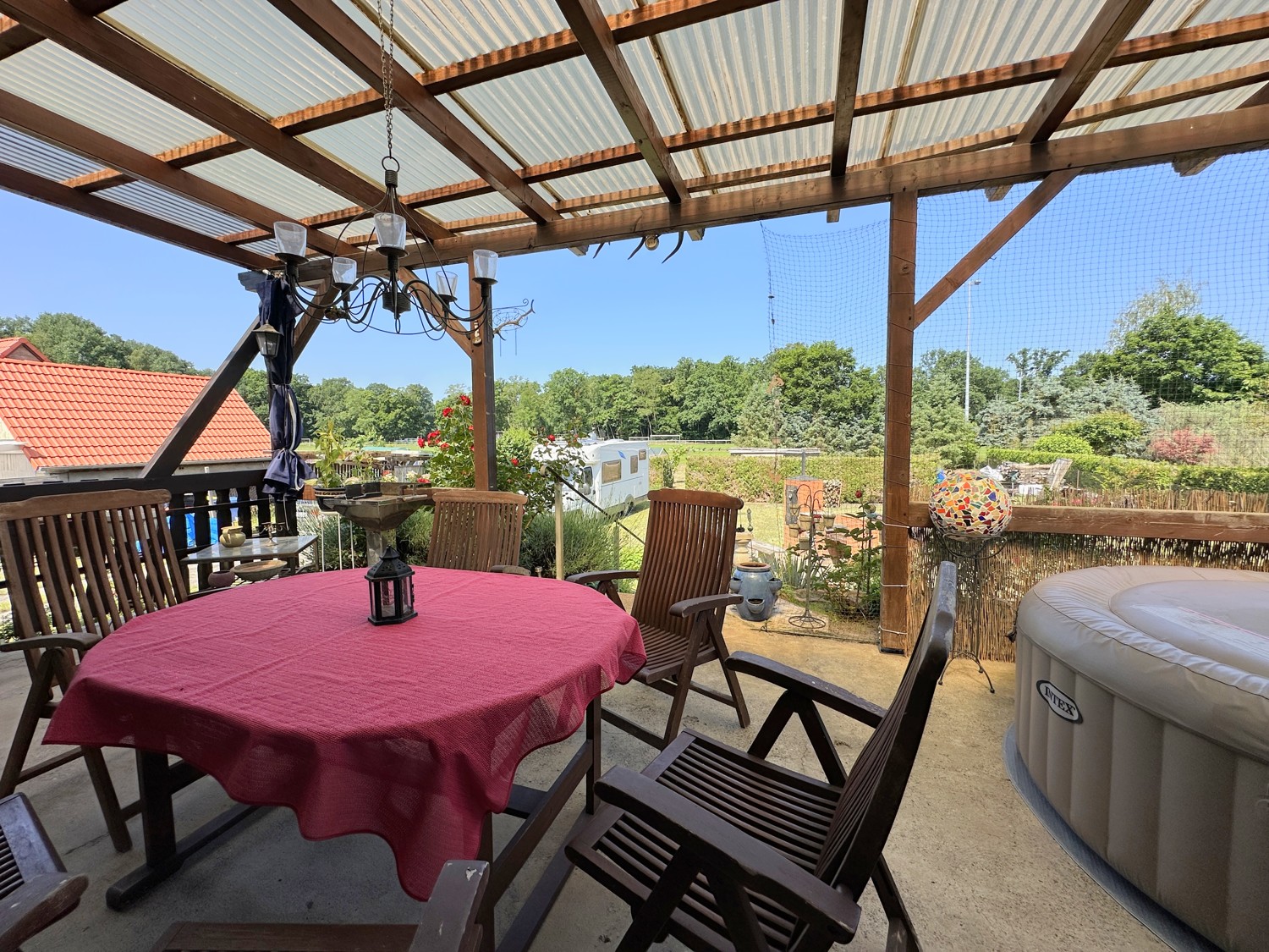 Terrasse mit Blick in den Garten