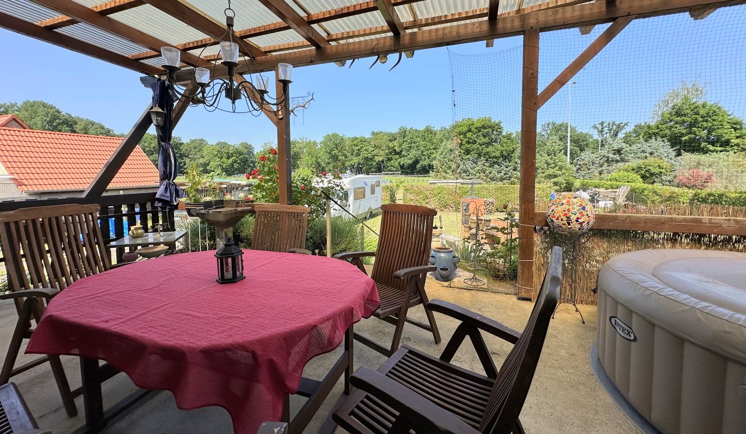 Terrasse mit Blick in den Garten