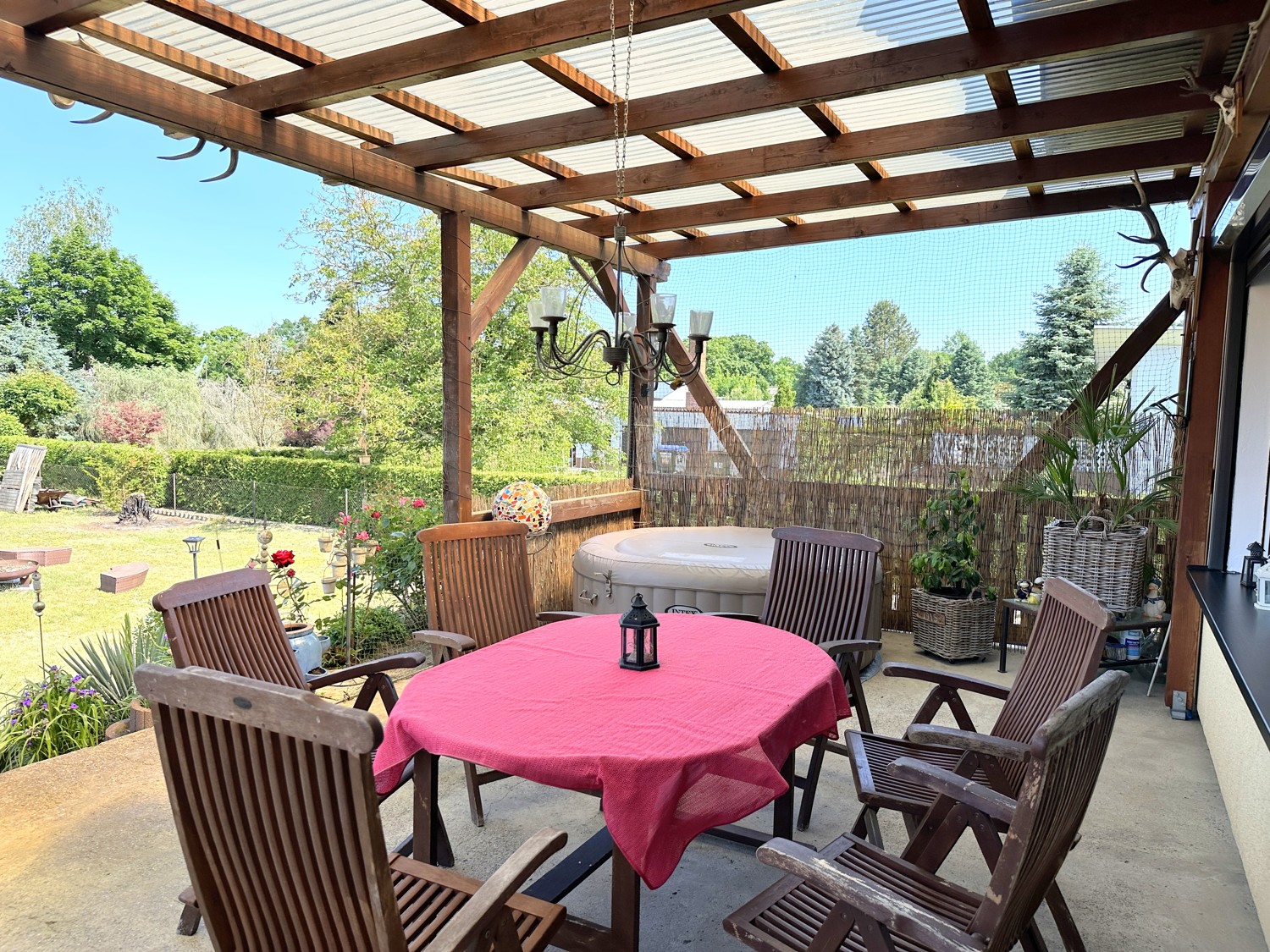 Terrasse mit Blick in den Garten