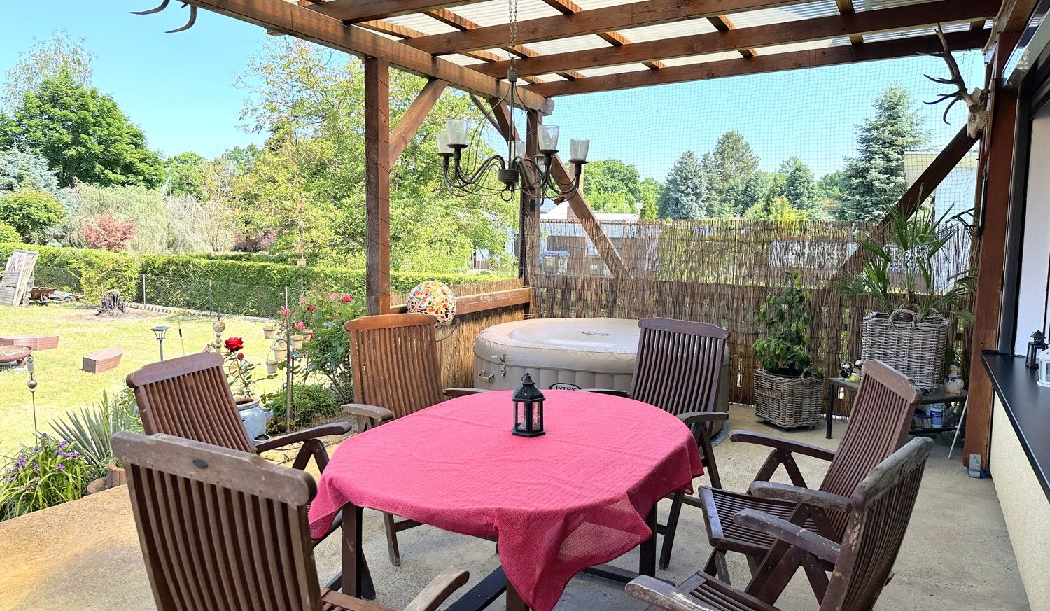 Terrasse mit Blick in den Garten