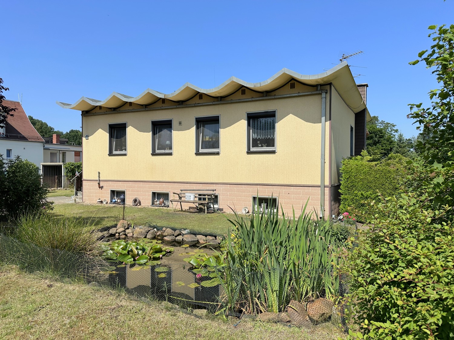 gepflegter Vorgarten mit Teich