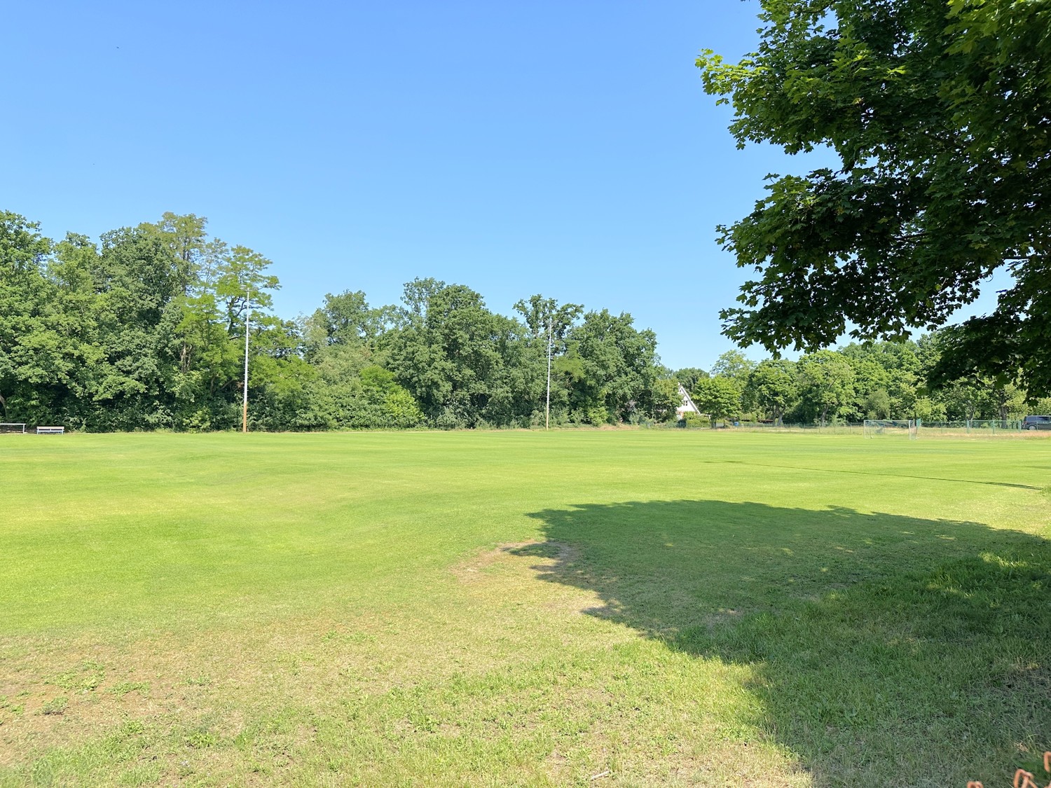 angrenzender Fußballplatz